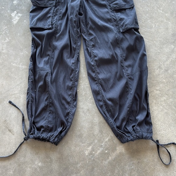 Lululemon Lightweight Adjustable Mid-Rise Cargo Pant - Picture 9 of 13